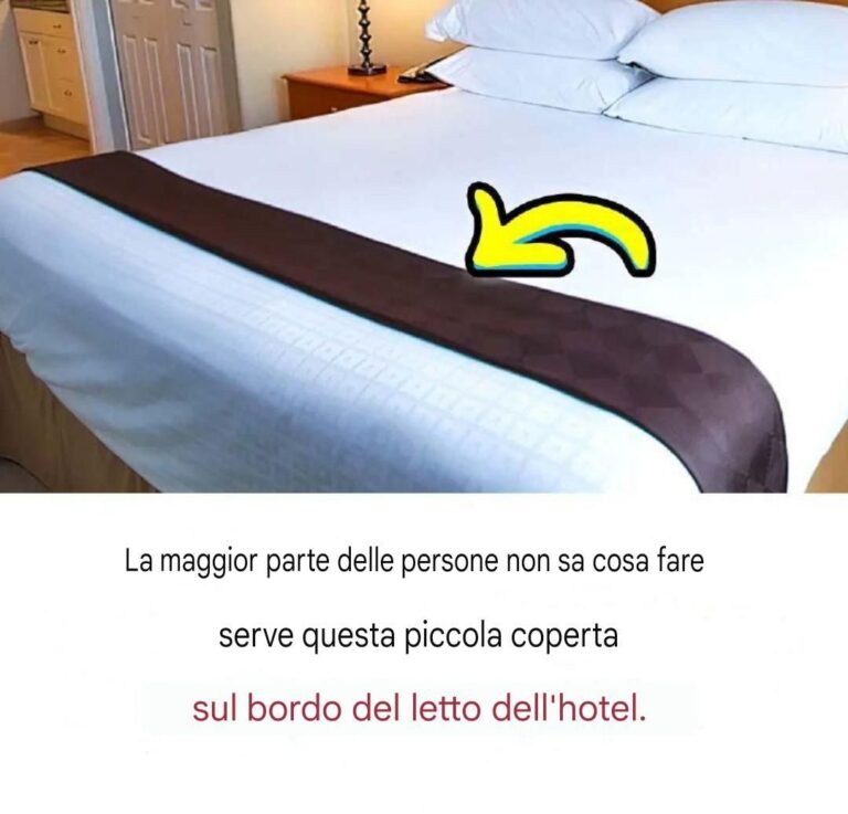 La maggior parte delle persone non sa a cosa serva quella piccola coperta sul bordo del letto di un albergo.