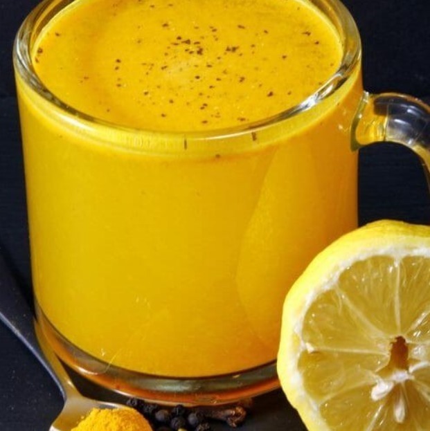 "Una settimana con acqua, curcuma e limone: il rituale mattutino che ha trasformato la mia energia e digestione"