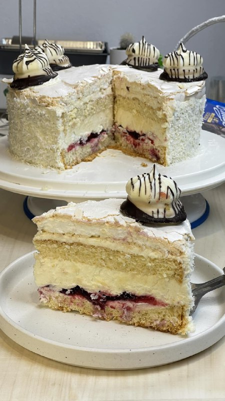 Delizia al Limone e Ciliegie con Soffice Meringa