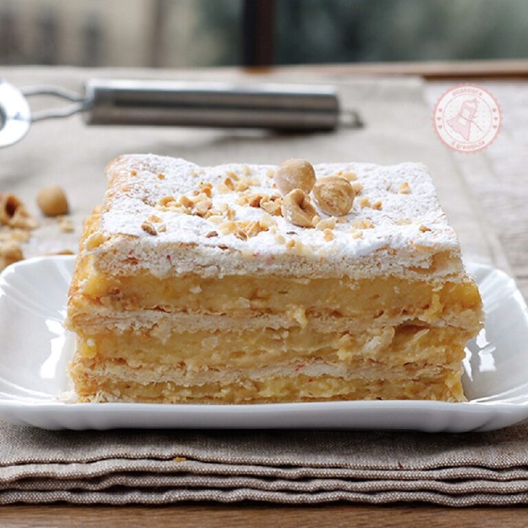 La Torta delle Occasioni Speciali: Millefoglie alla Crema con il Trucco per una Sfoglia Sempre Croccante"
