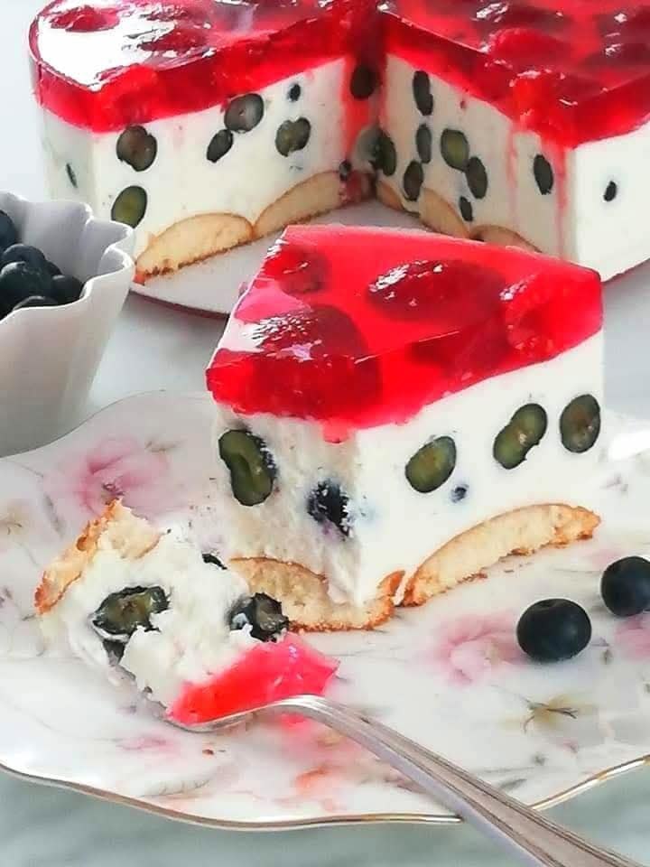 Delizia d’Estate: Cheesecake Fredda ai Frutti di Bosco e Fragole Senza Cottura
