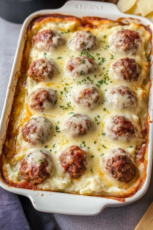 Delizia al Forno: Casseruola Cremosa di Purè e Polpette”
