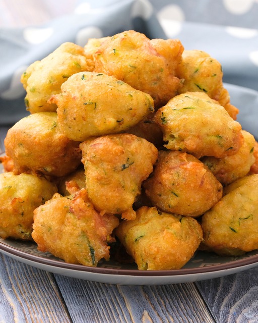 Frittelle Croccanti alle Zucchine con Uova, Prosciutto e Formaggio: Pronte in Pochi Minuti!”
