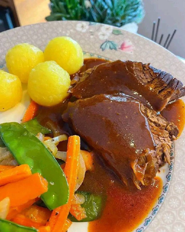 Gnocchi Rustici al Roast Beef con Cavolo Rosso o Carote e Fagioli: Un Comfort Food dal Cuore Italiano