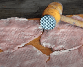 Non immergere le costolette di maiale nell'uovo e nel pangrattato, preparale semplicemente in questo modo. La magia è in 1 ingrediente