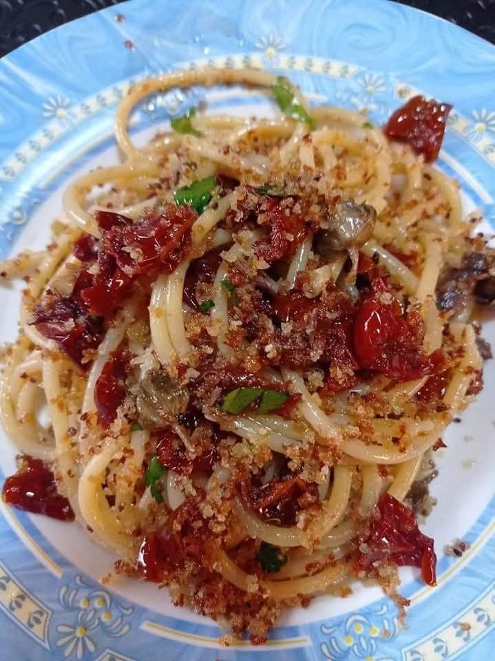 Bucatini Mediterranei con Acciughe, Pomodori Secchi e Croccante di Pangrattato