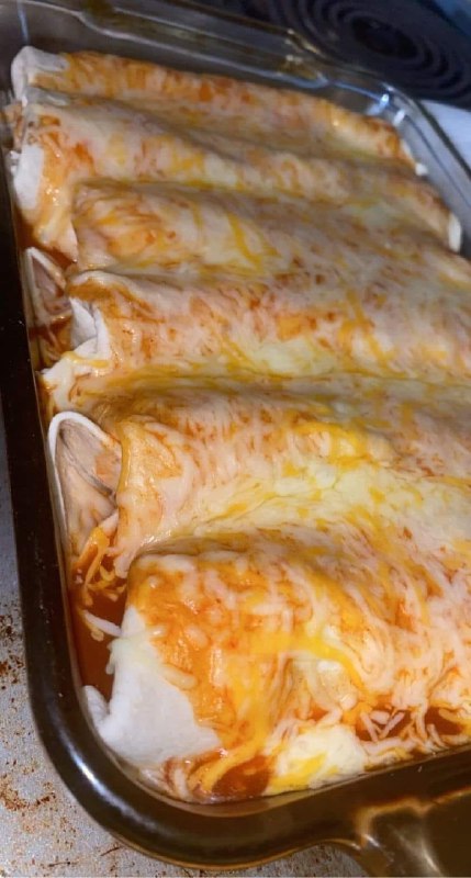 Enchiladas Cremose al Pollo: Delizia al Forno con Cuore Filante di Formaggio