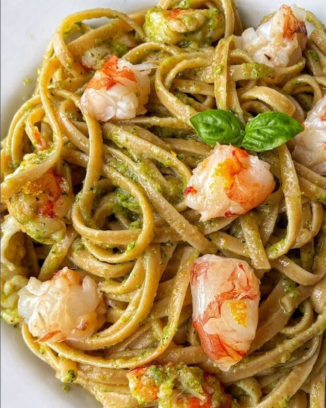 Linguine Integrali al Pesto di Zucchine con Gamberoni Scottati al Profumo di Limone e Basilico Fresco