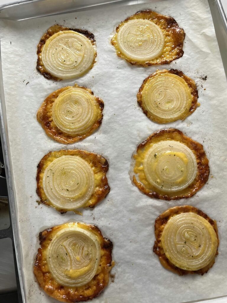 Sfizi Golosi al Forno: Patatine di Cipolla al Formaggio Cheddar – Lo Snack che Sorprende!"