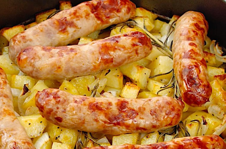 Salsicce e Patate al Forno con Rosmarino: Il Piatto Rustico che Conquista Tutti"