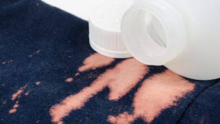 Cura del bucato: come rimuovere una macchia di candeggina e salvare i vestiti senza rovinarli?