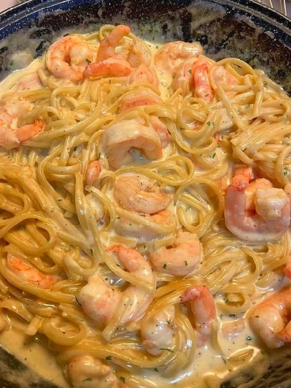 Fettuccine Alfredo ai Gamberetti: cremosità irresistibile in un’unica padella
