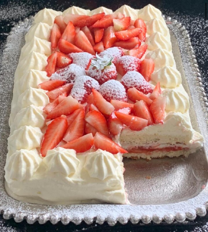 Dolce Abbraccio di Fragole: La Torta Soffice che Profuma di Primavera