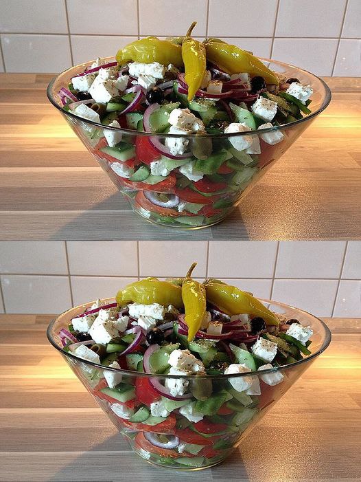 Griechischer Traum im Teller – Der Unvergessliche Bauernsalat, der den Sommer auf die Gabel zaubert!”