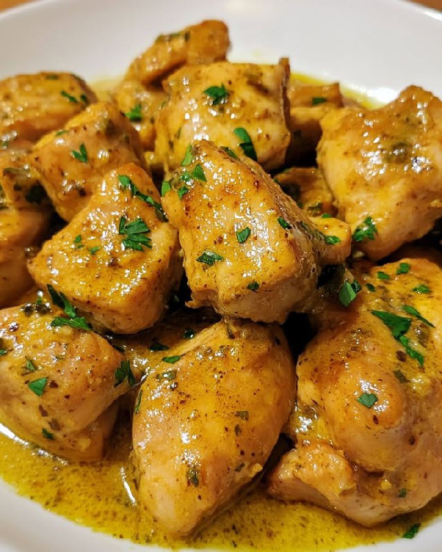 Pollo in Salsa Cremosa alle Erbe: Il Piacere Irresistibile della Terza Volta!