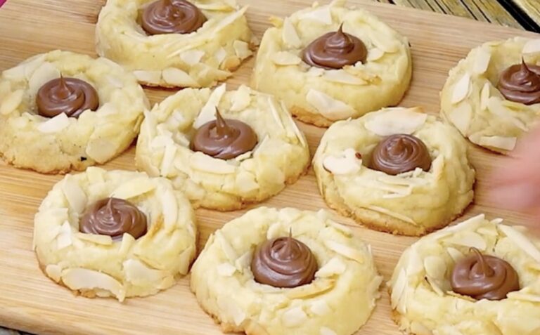 Delizie al Cioccolato con Cuore di Marmellata: Biscotti Thumbprint alle Mandorle Facili e Golosi