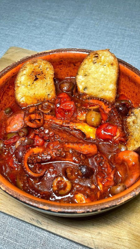 Polpo alla Luciana: Il Gusto Inconfondibile del Mare Campano