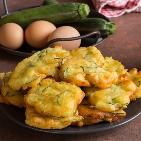 Nuvole di Zucchine: Le Frittelle Più Soffici che Tu Abbia Mai Assaggiato!" 🌿