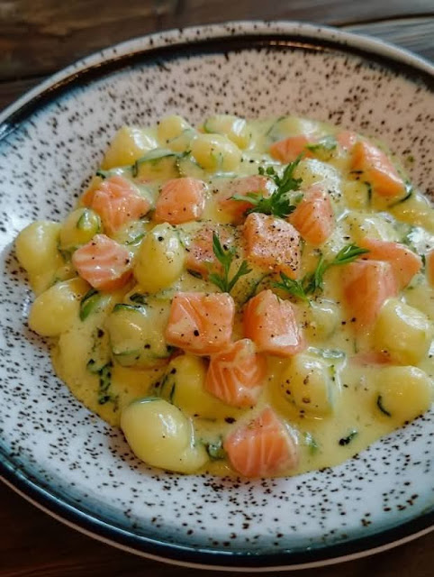 Gnocchetti cremosi con zucchine e salmone affumicato: un'esplosione di freschezza e sapore che delizierà il tuo palato! 