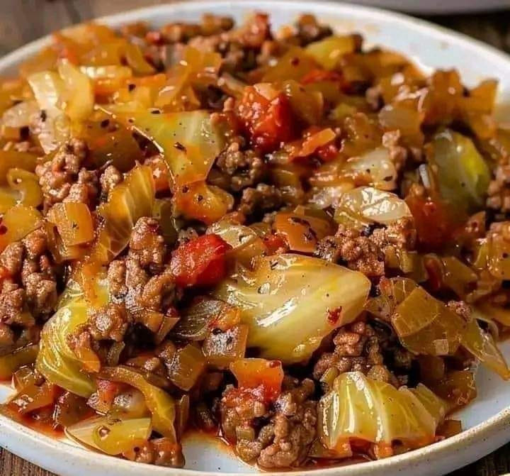 Delizie Rustiche al Cavolo: Piatto Unico con Carne Macinata in Salsa di Pomodoro