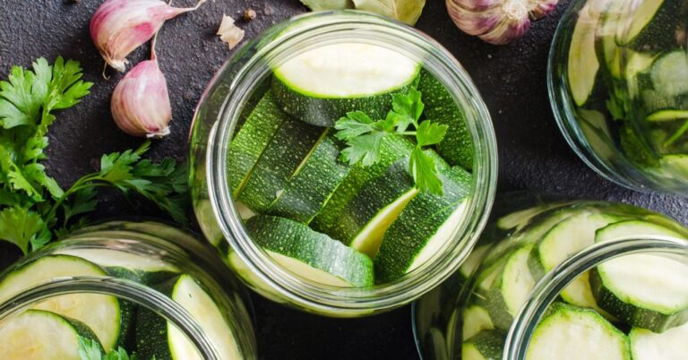 Zucchine per l'inverno: "Da leccarsi le dita". Hanno il sapore dei funghi porcini sott'aceto.