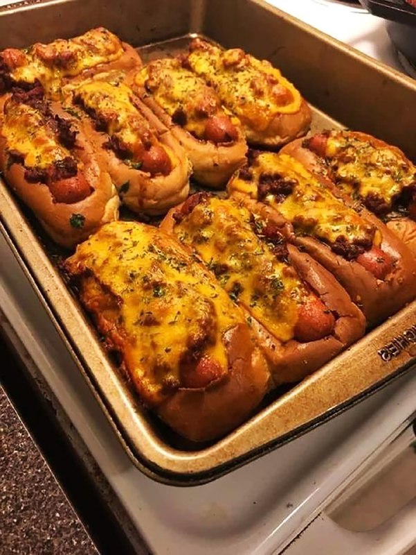 Hot Dog al Forno con Chili e Cheddar: La Cena Golosa che Piace a Tutti!