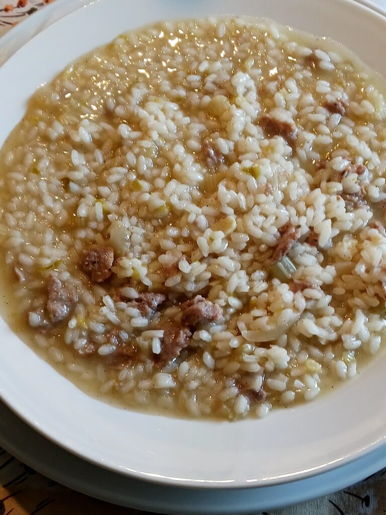 Risotto cremoso al sedano bianco e salsiccia: un pranzo rustico che profuma di casa! 