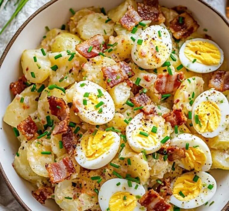 Insalata Rustica di Patate, Uova e Pancetta: un'Esplosione di Sapore per Pranzi Estivi e Picnic!