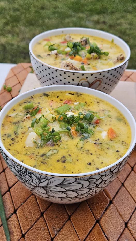 Zuppa di Formaggi Cremosi con Verdure d’Inverno – Il Calore che Avvolge il Cuore