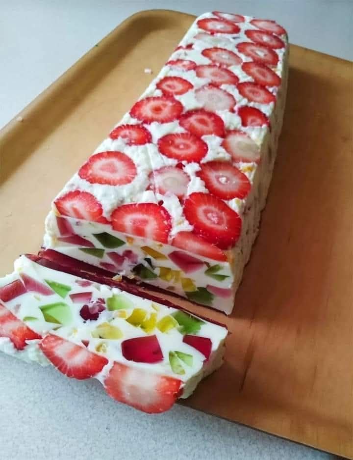 Blocco Arcobaleno di Gelatina e Formaggio: Il Dolce Fresco che Incanta a Ogni Morso!" 