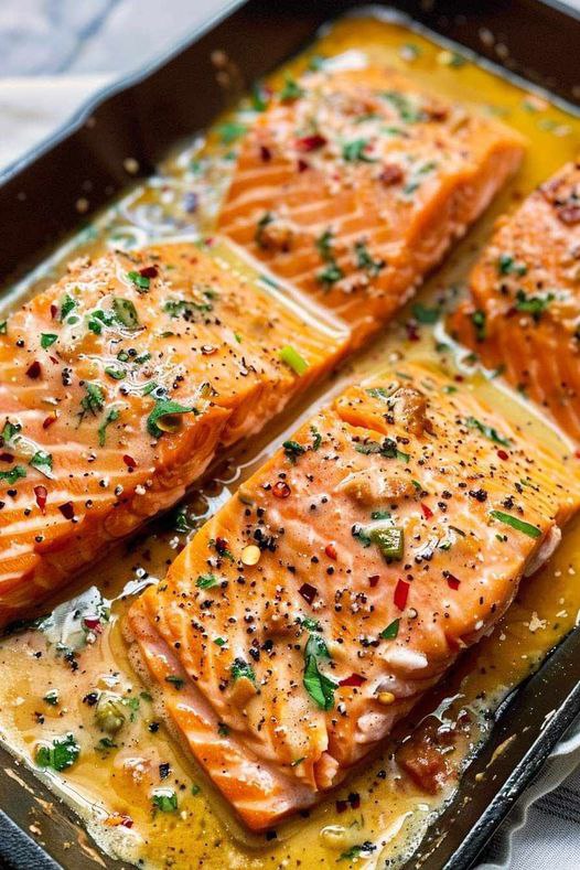 Salmone Cremoso alla Toscana: il Piacere del Mare con un Tocco Mediterraneo
