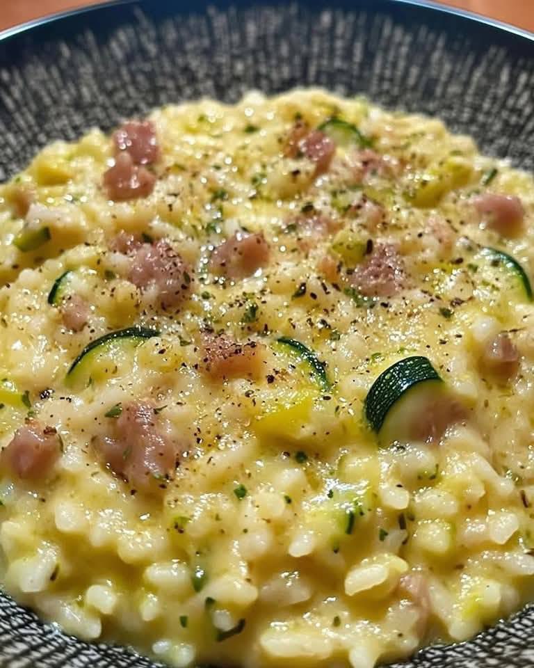 Risotto Vellutato alle Zucchine con Salsiccia Croccante: Un Abbraccio di Sapori Rustici e Delicati