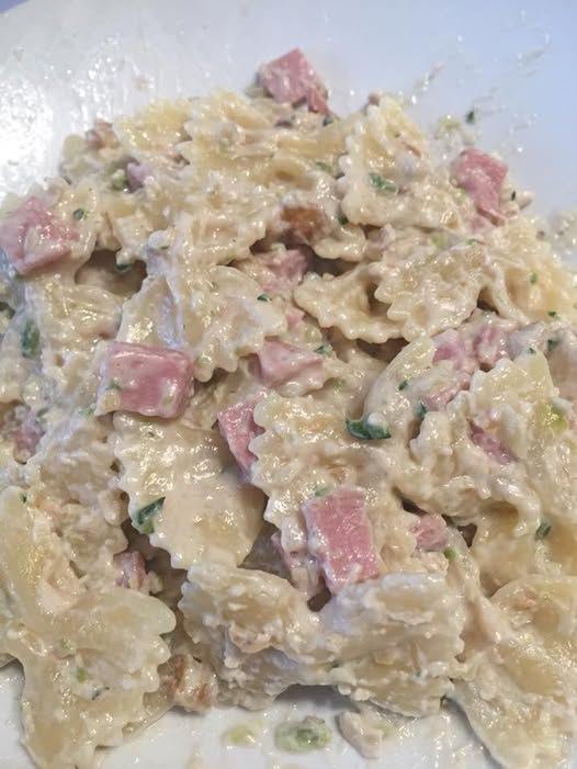 Farfalle Cremose con Zucchine, Prosciutto, Noci e Philadelphia: Un'Esplosione di Sapore in Tavola