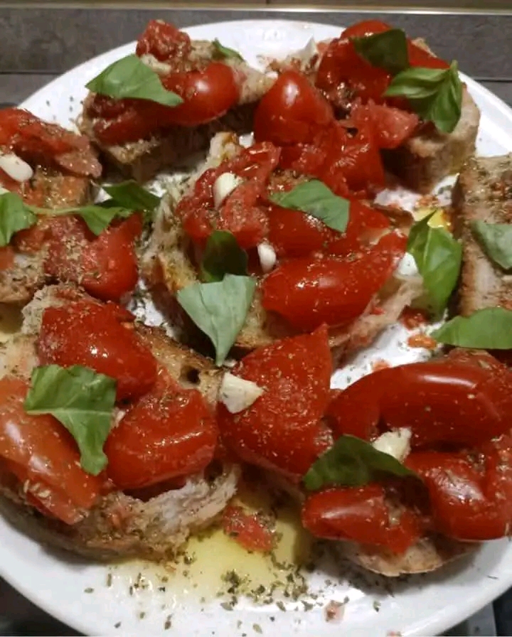 Pane Raffermo alla Mediterranea: Un Classico Semplice e Gustoso