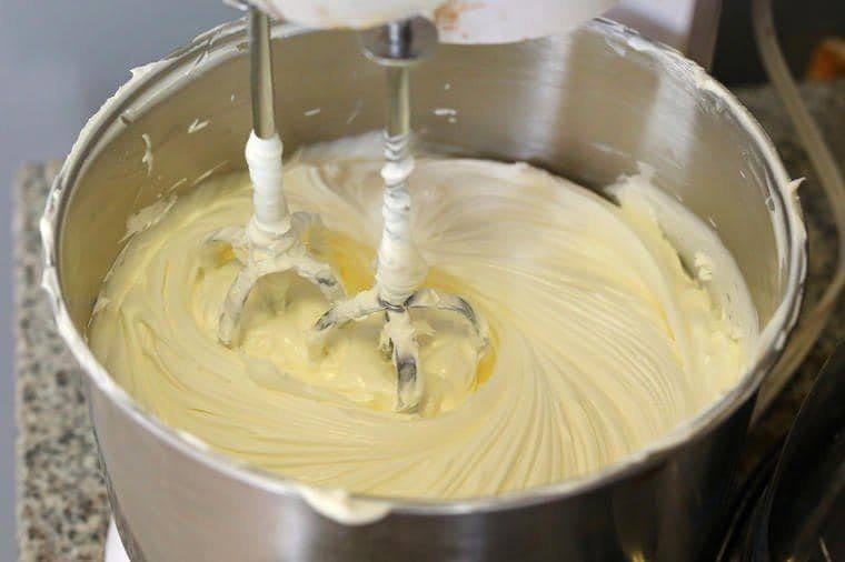 Crema Biancaneve: Il Dolce Incanto da Preparare in 5 Minuti” 