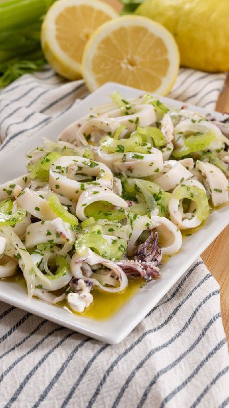“Insalata di Calamari Mediterranea: Freschezza di Mare in Ogni Forchettata”
