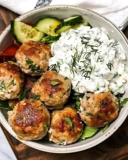 Polpette di pollo alla greca con tzatziki fresco: un’esplosione di sapori mediterranei