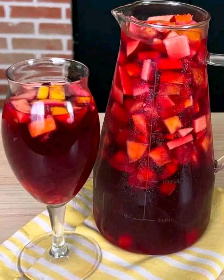 "Sangria Party d’Estate: Il Cocktail Spagnolo Che Fa Ballare Ogni Serata!"