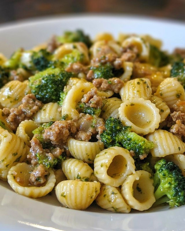 "Orecchiette Rustiche con Broccoli e Salsiccia: Tradizione Pugliese nel Piatto"