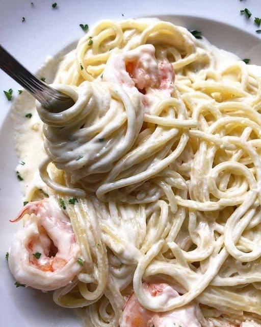 Pasta Alfredo con Gamberi Cremosa e Vellutata: Un Trionfo di Sapore in Tavola