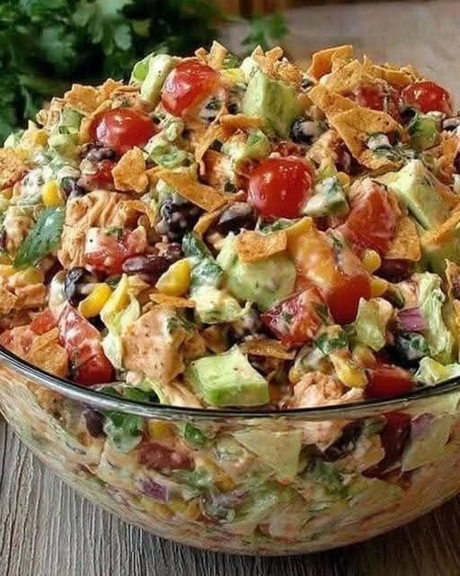 Insalata di Pollo Tex-Mex Tritata: Freschezza e Piccantezza in Ogni Boccone! 