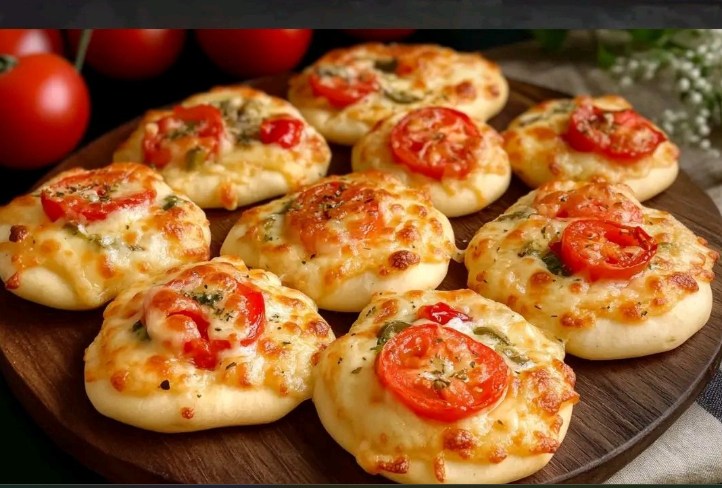 🌟 Delizie in Miniatura: Mini Pizze ai Pomodori e Peperoni che Conquistano Tutti! 🌟