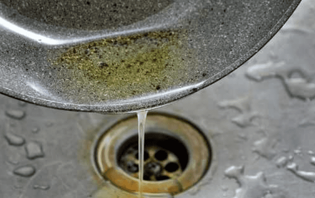 Non dovresti mai versare l’olio bollente nello scarico del lavandino, ecco perché