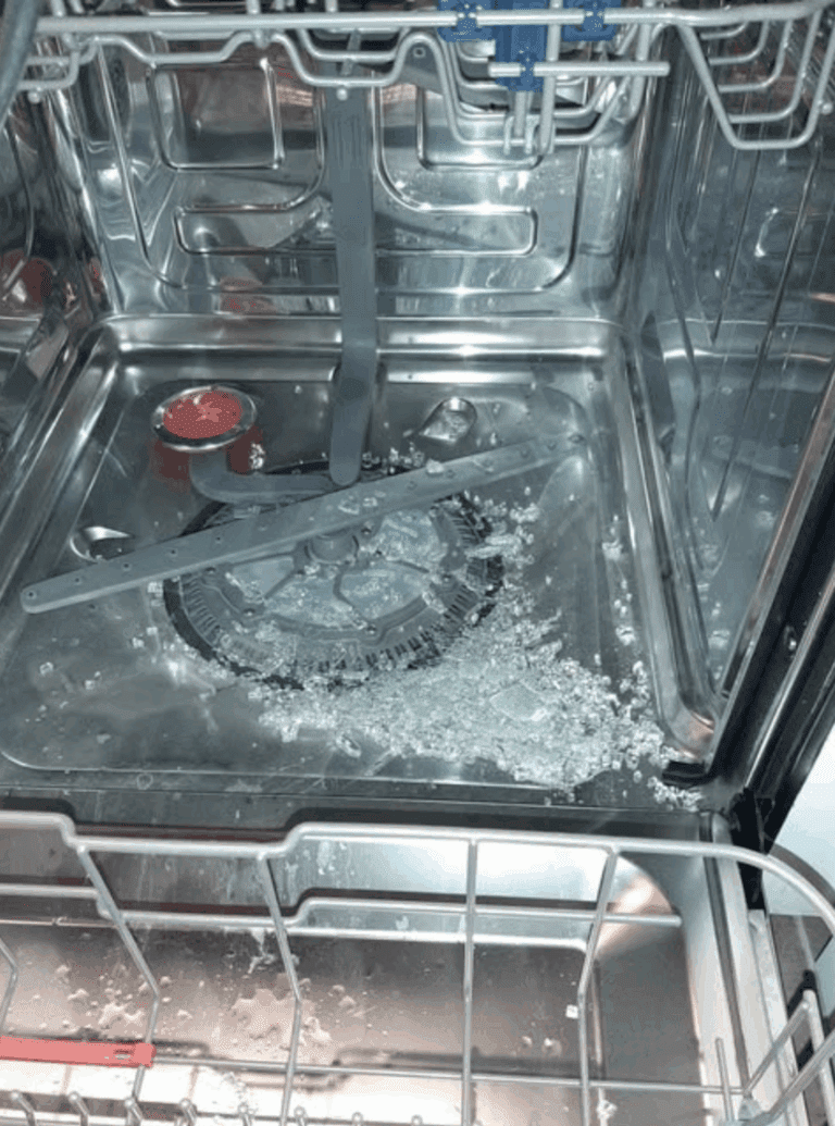 Cose che non dovresti assolutamente mettere in lavastoviglie: proteggi i tuoi tesori da cucina