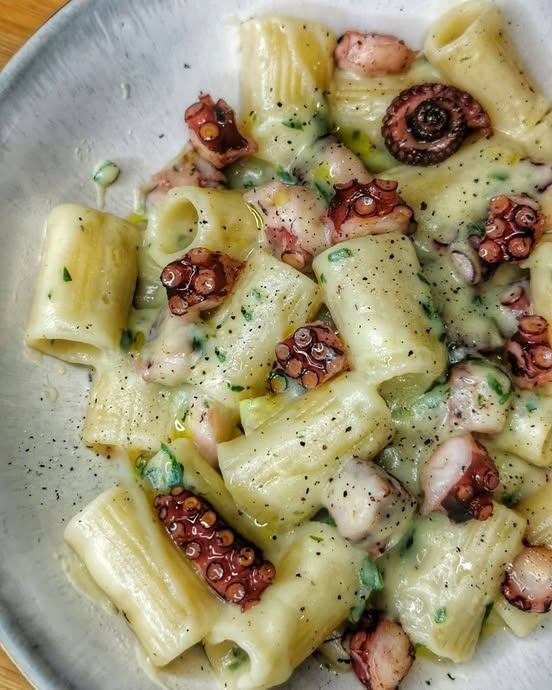 Mezze Maniche al Polpo e Patate: il Gusto del Mare in un Piatto di Casa
