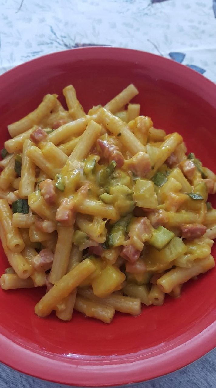 Pasta cremosa risottata con verdure e pancetta affumicata: il comfort food perfetto
