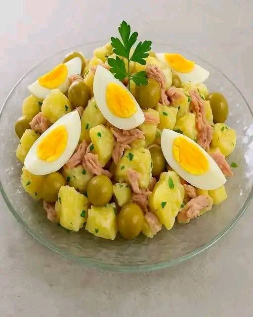Insalata di patate con tonno e uova: un piatto fresco, nutriente e veloce
