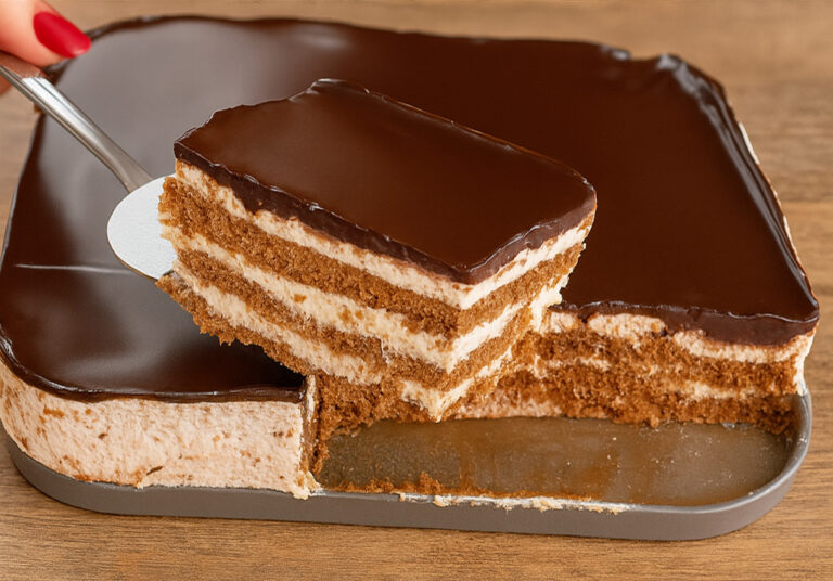 Questa torta fredda super sana che ho preparato una sera tardi per evitare di aprire la Nutella in dispensa (che ora conservo sempre in frigo) ha solo 150 calorie!