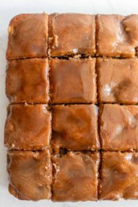 Torta di mele speziata con glassa al caramello e yogurt greco