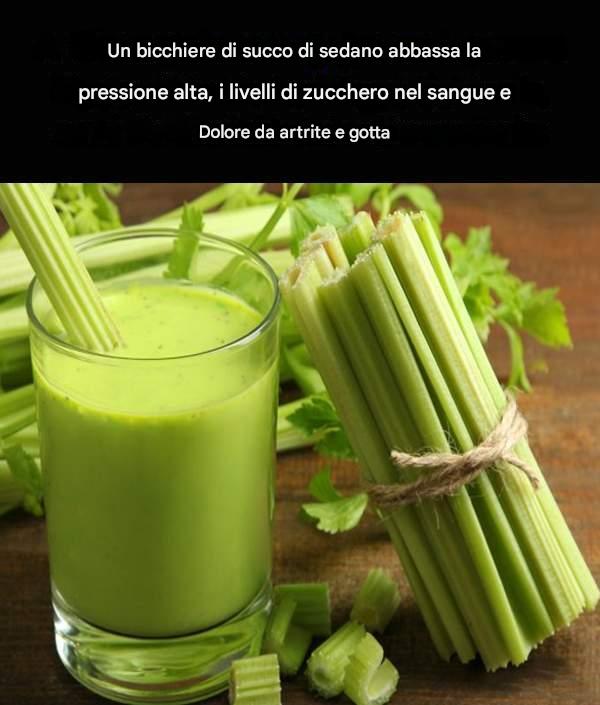 Un bicchiere di succo di sedano abbassa la pressione alta, i livelli di zucchero e i dolori dell’artrite e della gotta